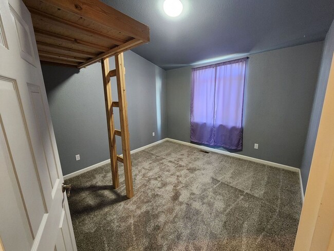 Building Photo - Move in Special! $300 off first months rent!