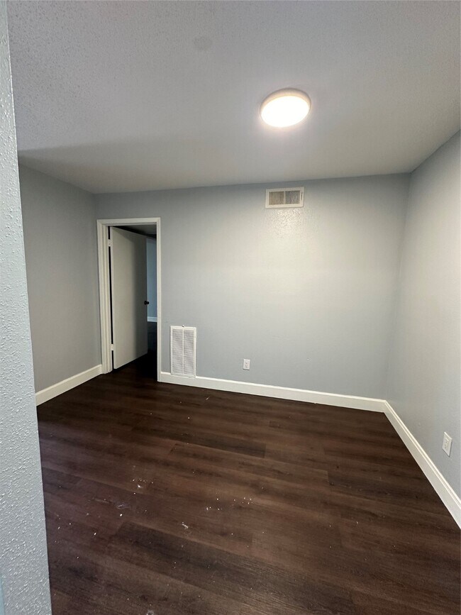 Building Photo - 5625 Antoine Dr