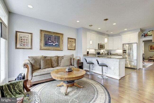 Building Photo - 930 N Columbus St