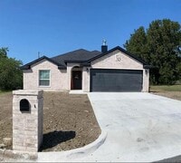 Building Photo - 204 Clearwood Dr