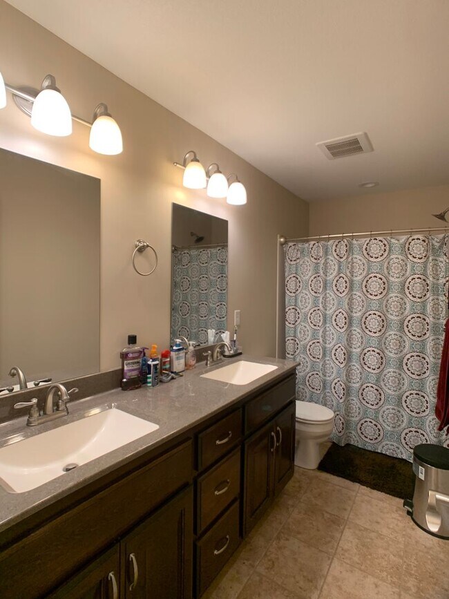 Building Photo - SUPER CUTE DUPLEX ON THE WEST SIDE OF TOWN!