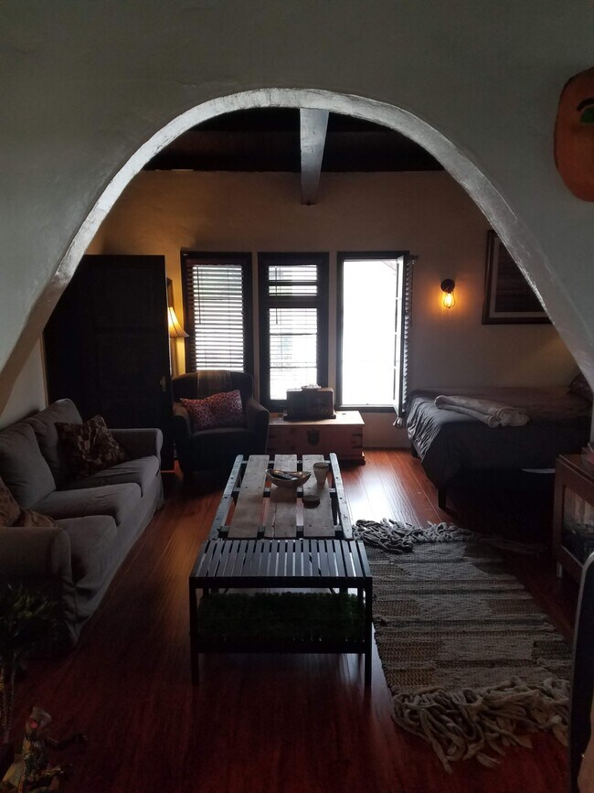 Building Photo - 1847 S Rimpau Blvd