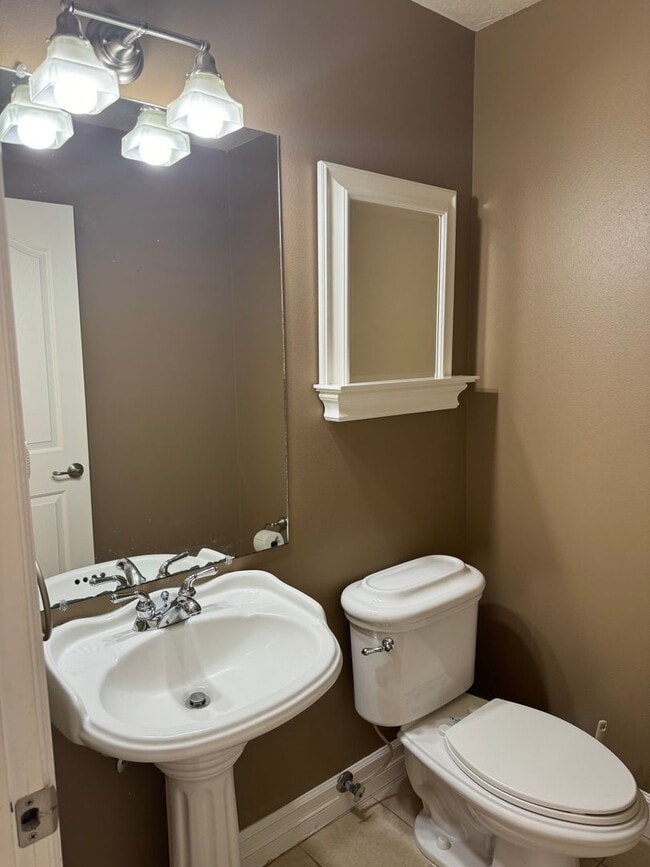 Building Photo - Beautiful large house in the South Hills!  $1,000 OFF YOUR FIRST MONTH'S RENT!