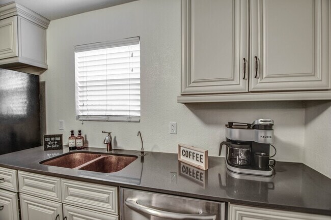 Building Photo - 2 Bd 2 Ba + Guest House with Fully Furnish...