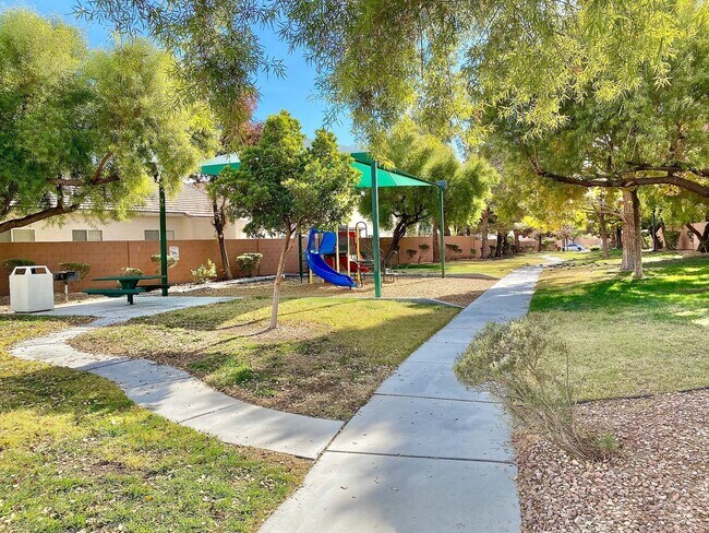 Building Photo - BEAUTIFUL 3 BEDROOM 2 FULL BATHS SINGLE ST...