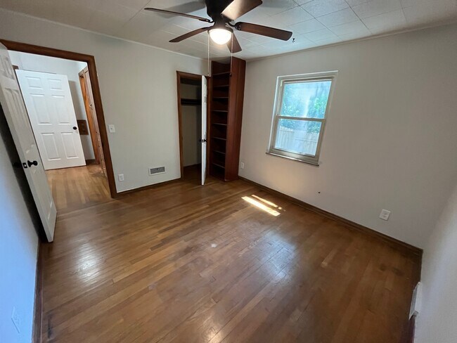 Building Photo - 3063 Sunset Dr - A