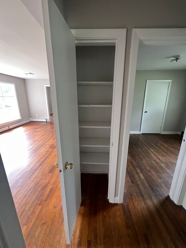 Building Photo - Very Spacious 3 bdrm/1 bth House Located in Henrico's West End!!