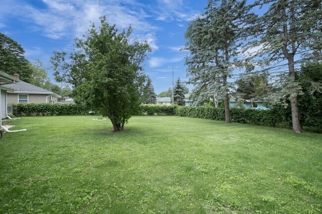 Building Photo - 2 bed, 1 bath –1270 SF – Nice Ranch Single...