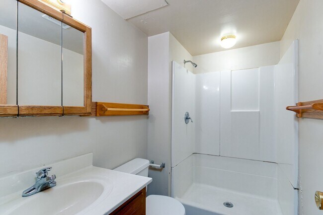 Building Photo - #6 Bedroom House with Awesome Yard Plus Ga...