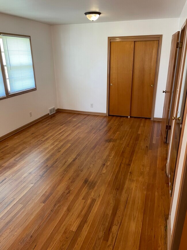 Large upstairs bedroom - 7310 Valley St