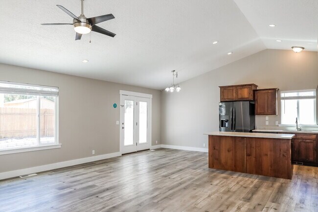 Building Photo - 1009 1050 W