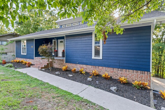 Building Photo - 555 Benson Dr