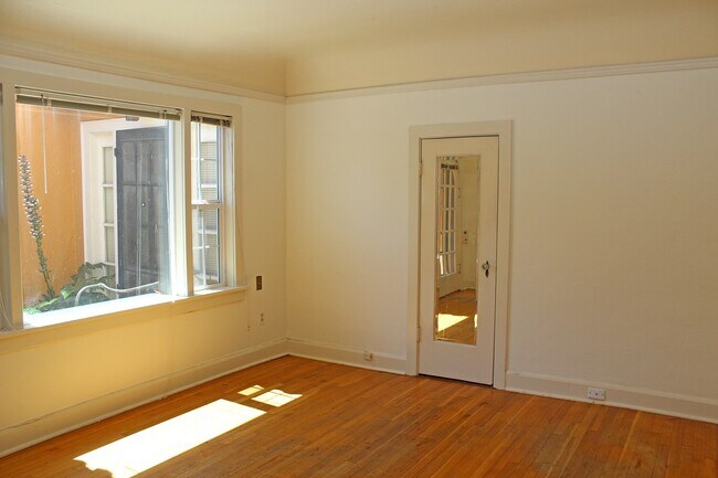 Building Photo - 3087 SE Ankeny St