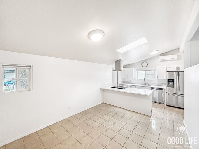 Building Photo - Beautiful 3B/2BA W/ Attached Garage and Up...