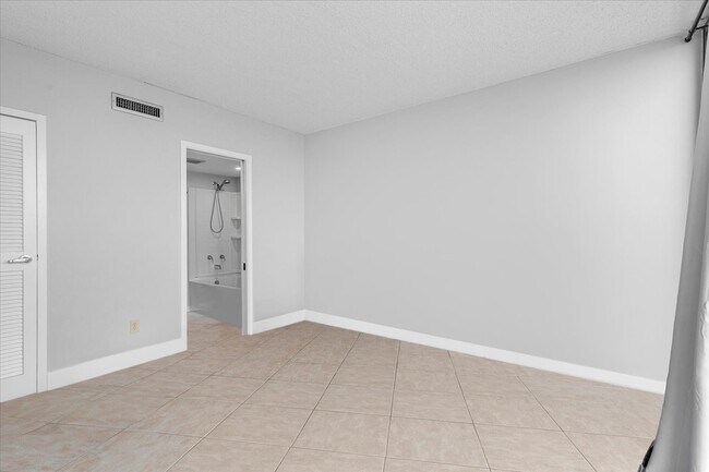 Building Photo - Beachfront Condo with Ocean Views and Acce...