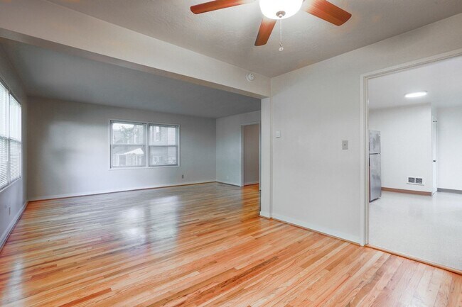 Building Photo - Chic Updated Mid-Century Townhouse in Cedar Hills!