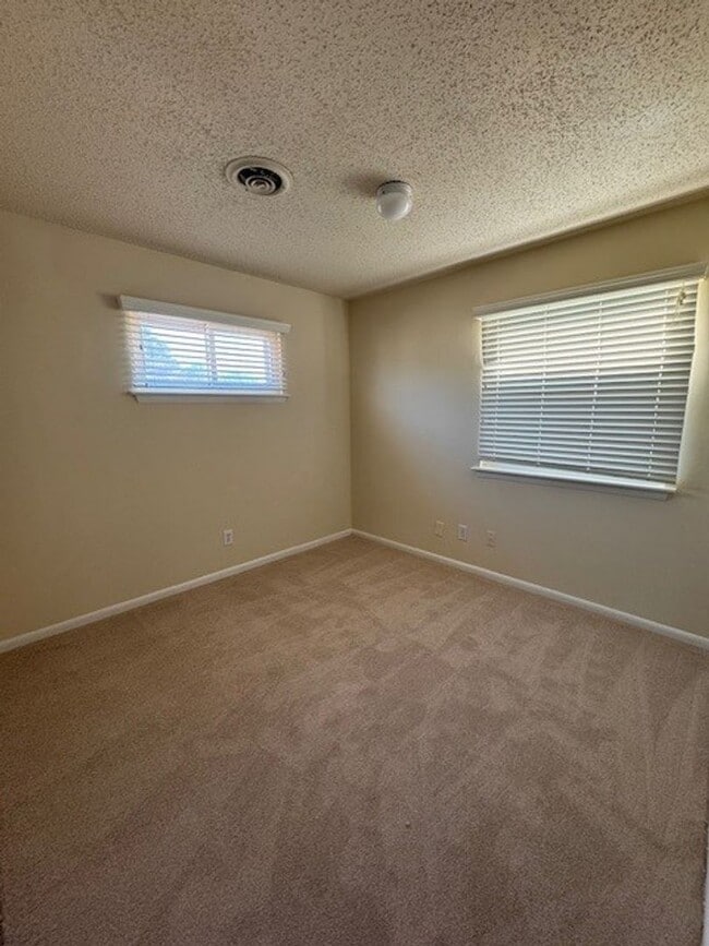 Building Photo - Adorable 3 Bedroom 2 Bath Home w/one car attached garage