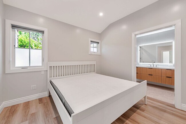 Building Photo - 1545 Laurel Pl
