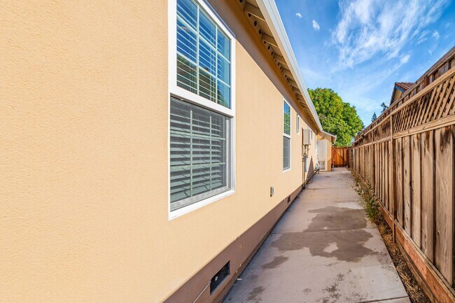 Building Photo - 2125 Walnut Grove Ave