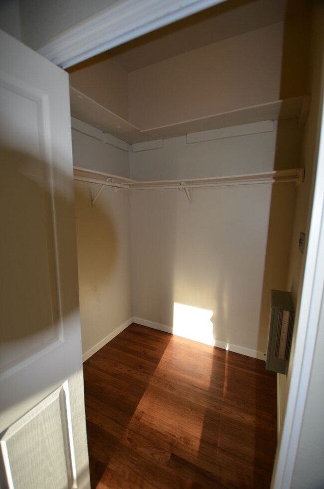 Building Photo - Great Location, Walk to Everything! Update...