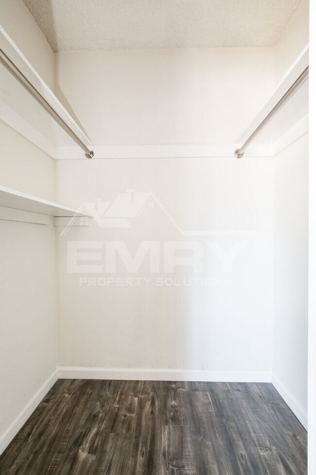 Building Photo - 304 N Market St