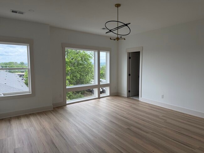 Building Photo - 105 Hart Ln