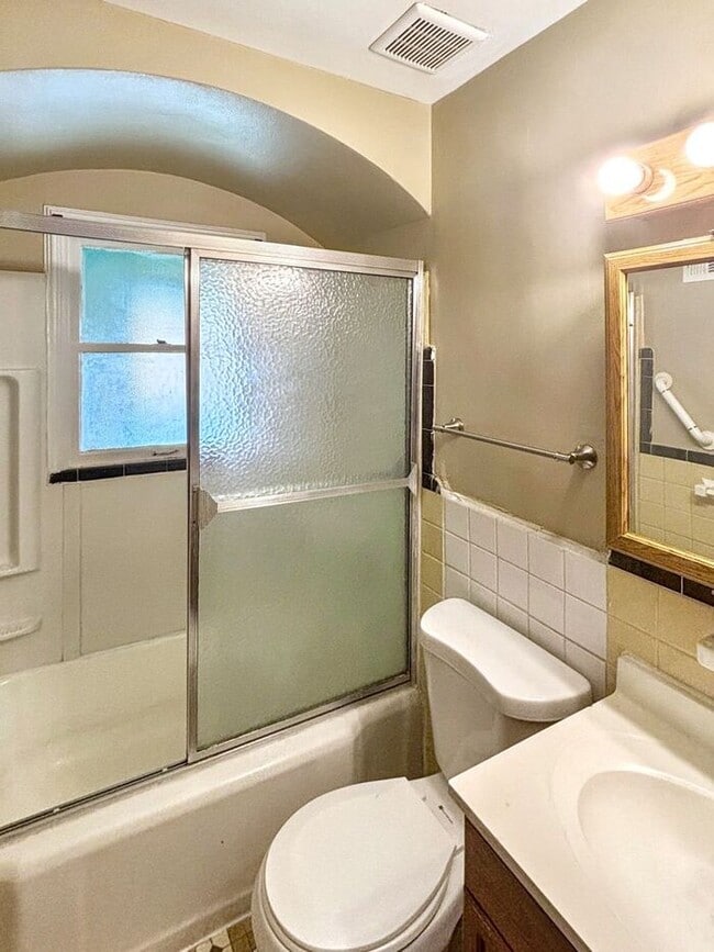 Building Photo - Adorable 2-Bedroom Home with Great Space /...
