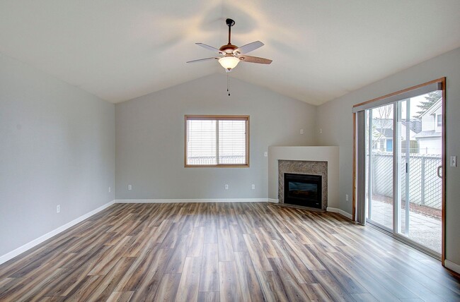 Building Photo - Welcome to this charming 2 bedroom, 2 bath...
