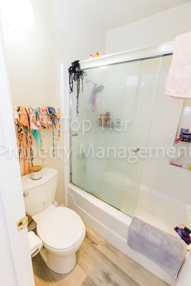 Building Photo - Spacious Top-Floor 1BR Condo with Ocean Vi...