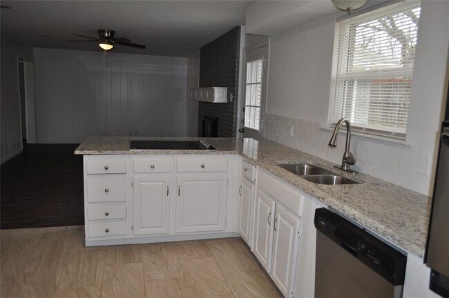 Building Photo - 2232 Shady Brook Dr