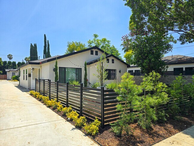 Building Photo - Newly Renovated 4BR Lamanda Park Units!