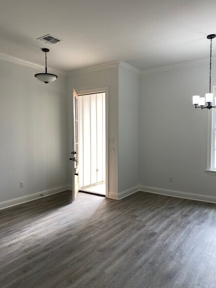 Building Photo - 222 Oak Alley Dr