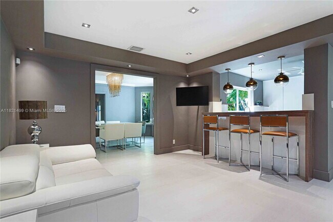 Building Photo - 5650 Pine Tree Dr