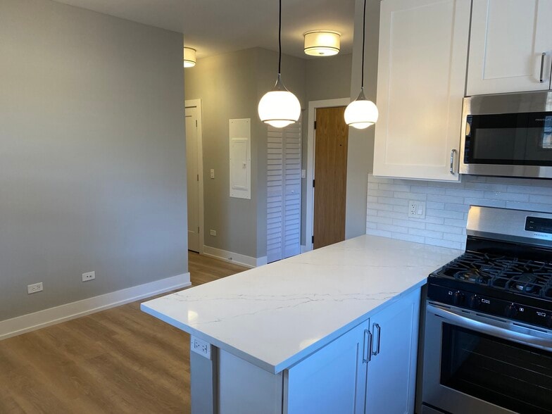 Building Photo - 3925 N Janssen Ave