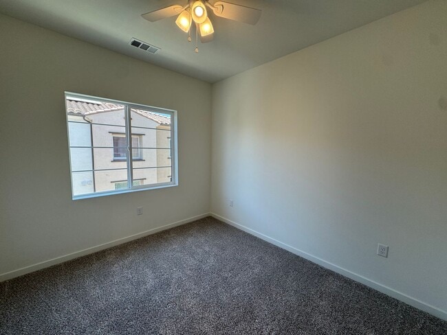 Building Photo - Never-Lived-In, Beautifully Upgraded Three-Story Condo
