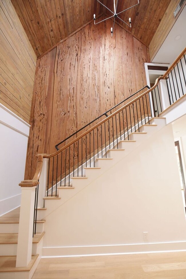 Building Photo - Available 6/15. Stunning, Fully-Rennovated...