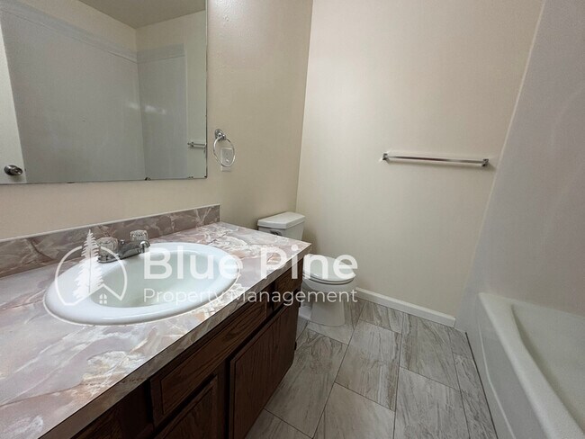 Building Photo - 1464 Falcon Dr