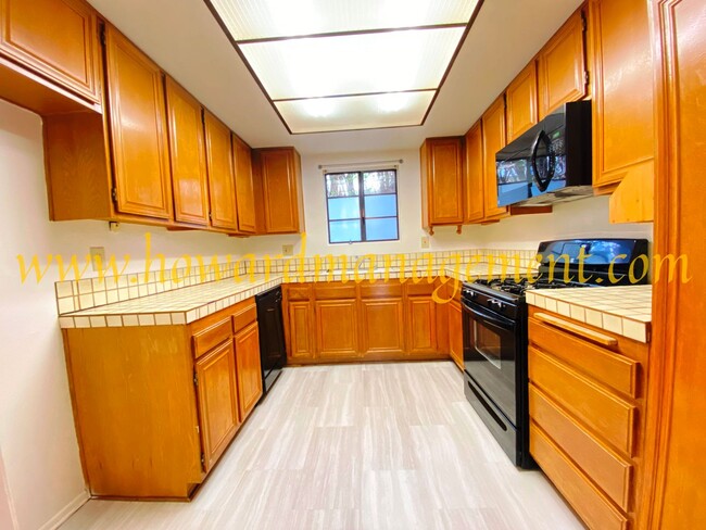 Building Photo - Spacious Townhouse condo with central A/C,...