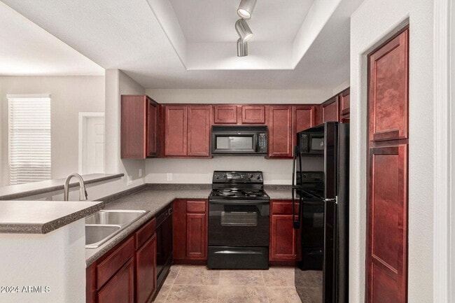 Building Photo - Immaculate Lakewood Community Condo