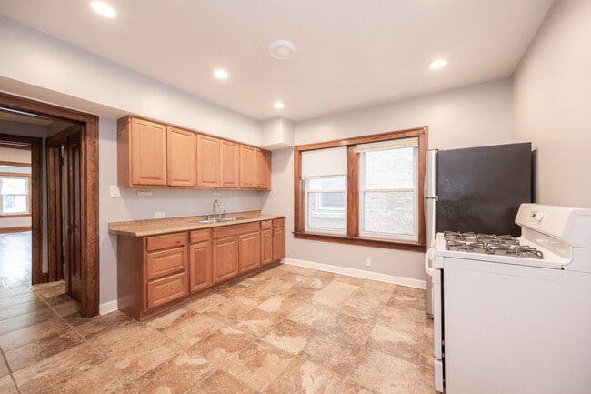 Building Photo - 3312 N Kostner Ave