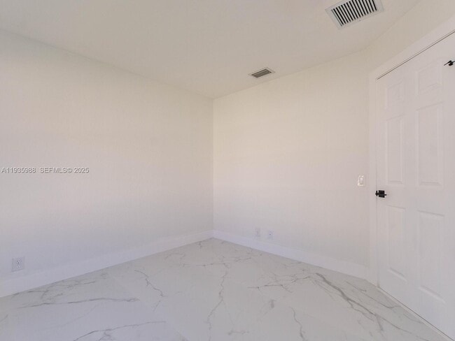 Building Photo - 381 Cameron Dr