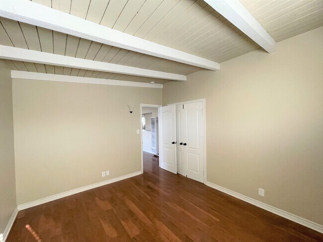 Building Photo - Pierpont Beach Duplex