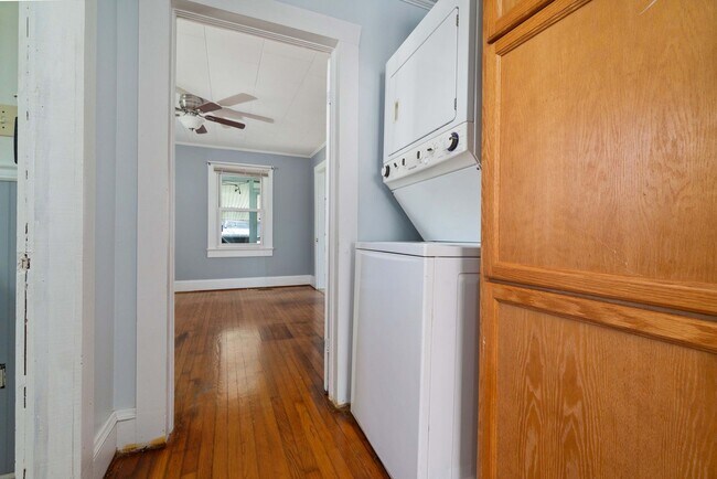 Building Photo - Convenient Hwy. 55 Location – Charming 2BR with Large Yard