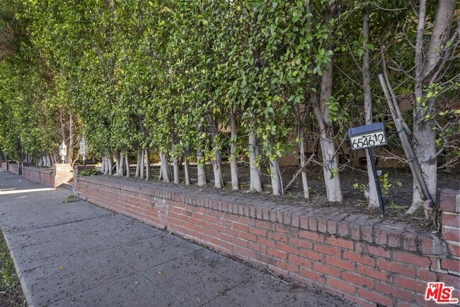 Building Photo - 6542 1/2 W Olympic Blvd