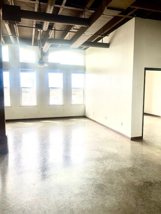 Building Photo - Loft
