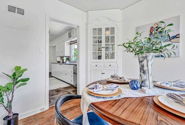 Building Photo - 1 BedRoom, 1 Shared Bath, Common Area Shar...