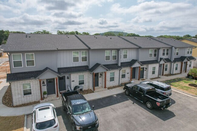 Building Photo - 753 N Honey Locust Bnd