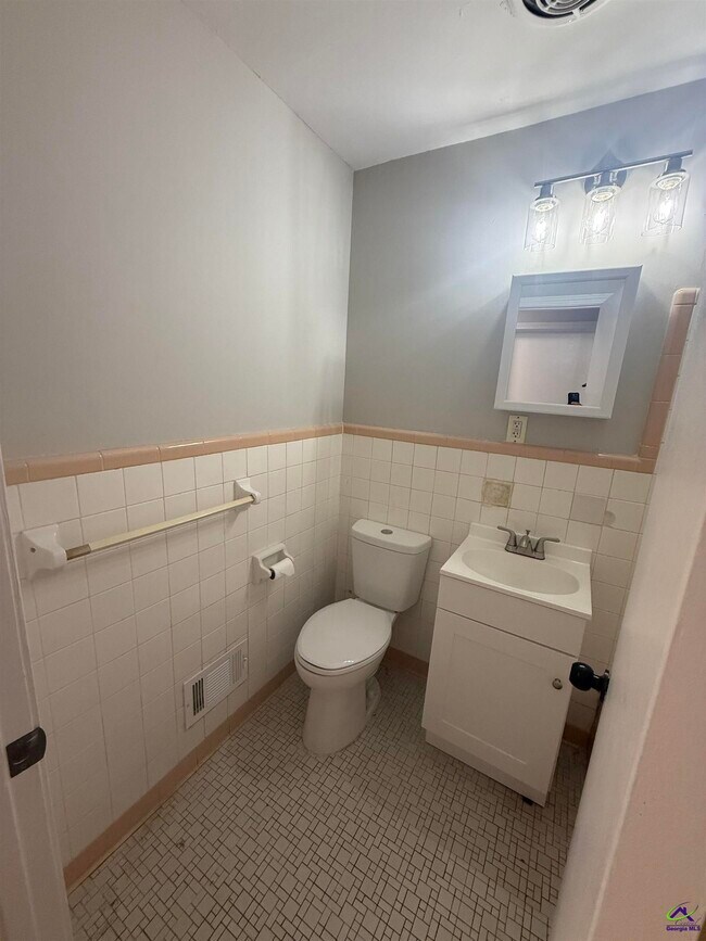 Building Photo - 202 Sherman St