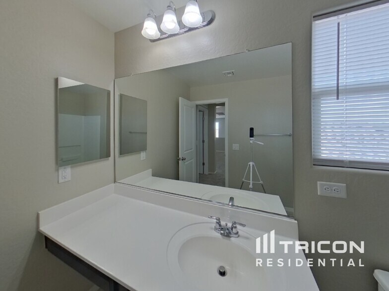 Building Photo - 40859 W Portis Dr