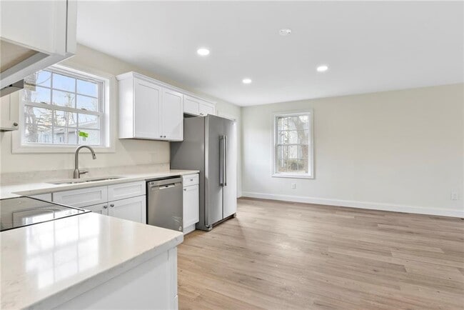 Building Photo - 24 Blackburn St